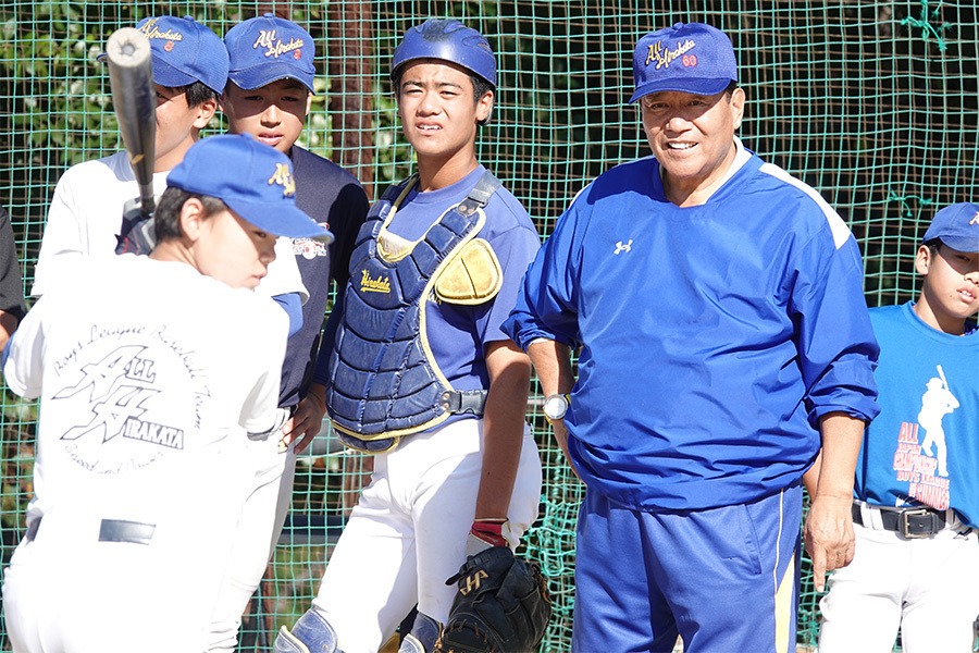 中学硬式名門・枚方ボーイズに復帰した鍛治舎巧監督（右）【写真：橋本健吾】