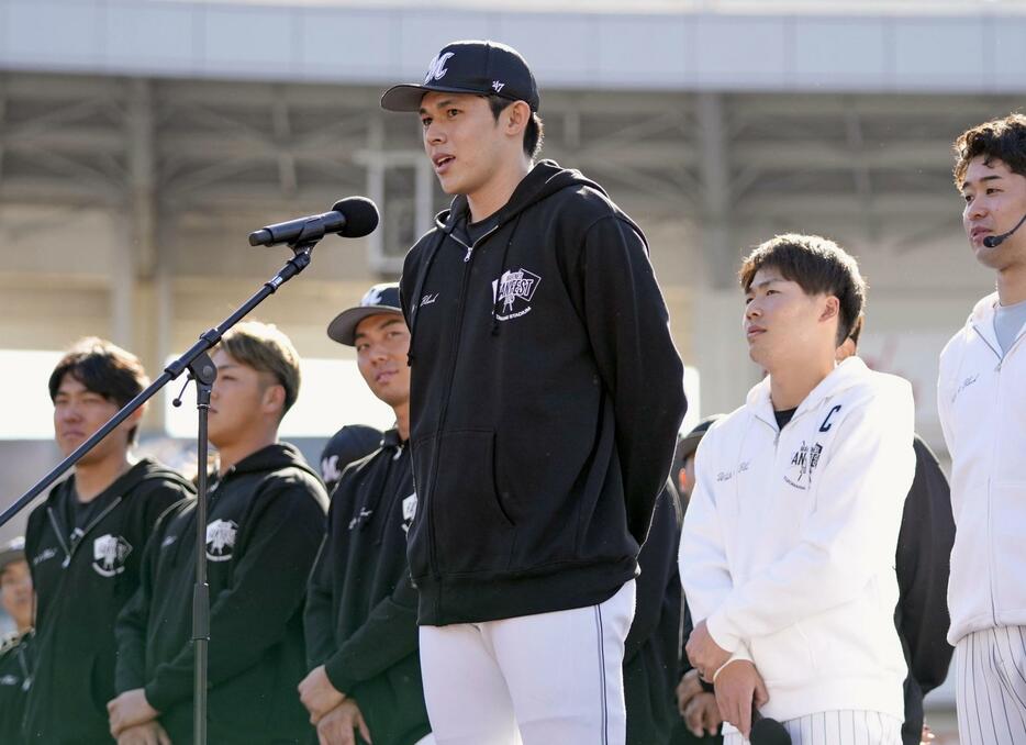 ファン感謝イベントであいさつするロッテの佐々木朗希投手＝17日、ZOZOマリンスタジアム