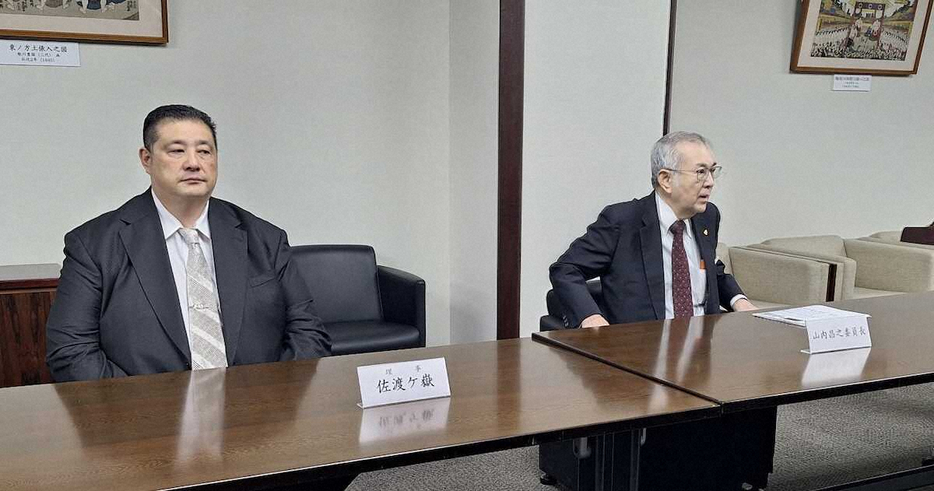 横綱審議委員会の定例会合後、会見した山内委員長（右）と佐渡ケ嶽広報部長