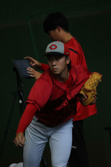 秋季キャンプで2日連続ブルペン入りした広島常広羽也斗投手（撮影・前原淳）