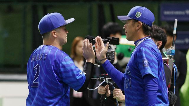 3ランを放った牧秀悟選手とハイタッチをする三浦大輔監督【写真：時事】