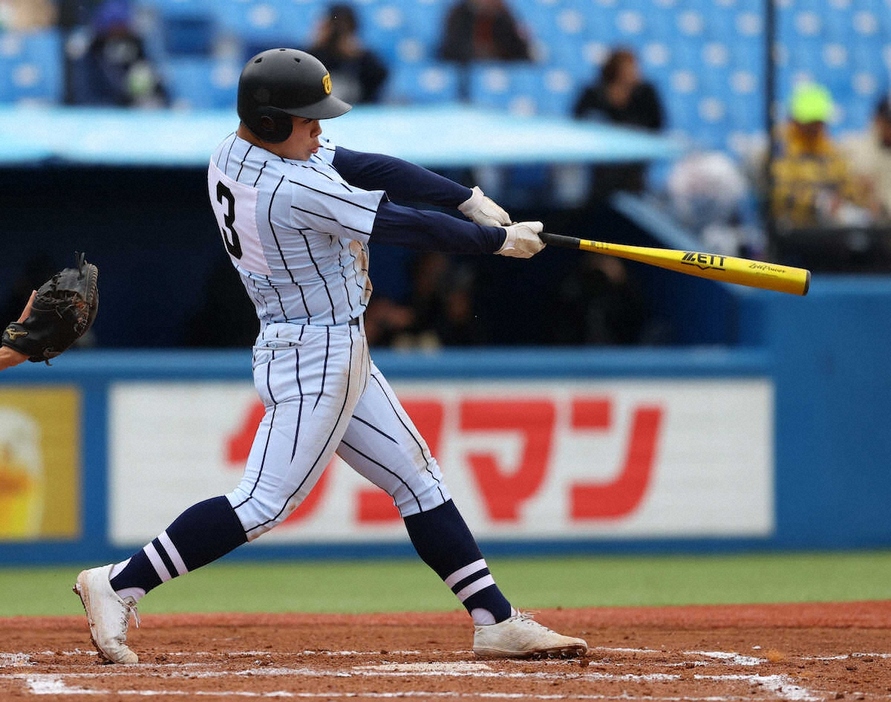 ＜東海大札幌・大垣日大＞初回、先制の2点適時二塁打を放った東海大札幌の太田勝馬（撮影・松永　柊斗）