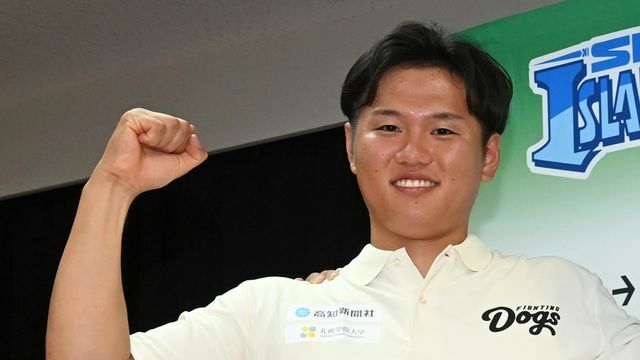 DeNAからドラフト指名を受け笑顔を見せる若松尚輝投手【写真：日刊スポーツ/アフロ】