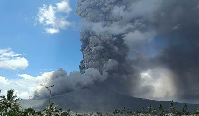 インドネシアのフローレス島で2024年11月7日、噴火する「レウォトビ火山」=AP