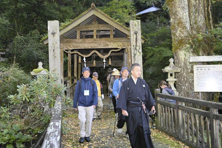 河辺川に架かる御幸の橋を通り、脱藩の道を歩く参加者