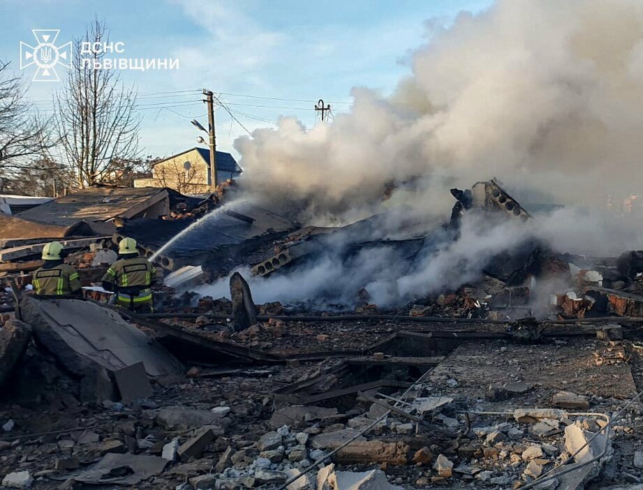 ウクライナ西部の都市リヴィウで、ロシアのミサイル攻撃で被害を受けた住宅地＝2024年11月17日（写真：Press service of the State Emergency Service of Ukraine in Lviv region/ロイ...