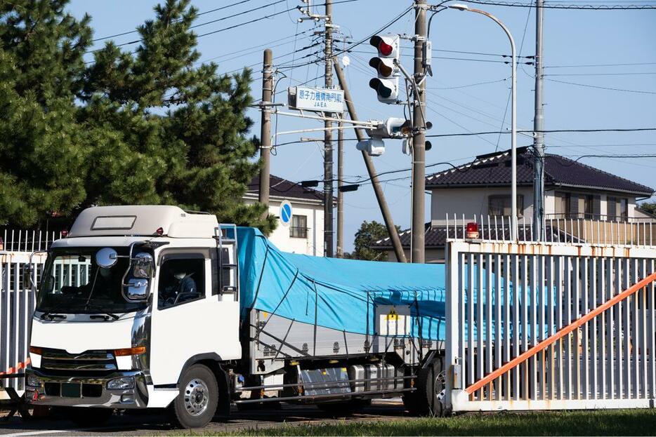 大洗原子力工学研究所に到着した、デブリを搬送するトラック=12日午後1時11分、大洗町成田町(日本原子力研究開発機構提供)