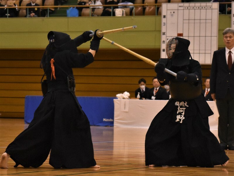 決勝で相手を攻める福岡大の河野百響四段（右）＝愛知・春日井市総合体育館で2024年11月10日、牧野大輔撮影