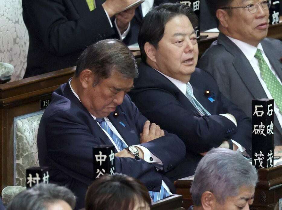 衆院本会議場でうつむいて目をつぶる石破茂首相（左）＝11日午後（酒井真大撮影）