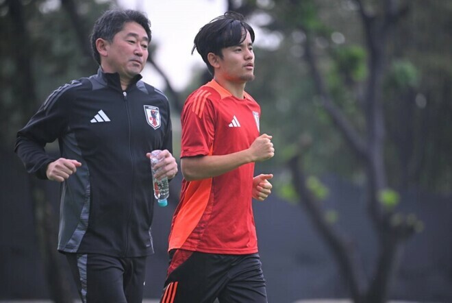 別メニューで調整する久保。写真：金子拓弥（サッカーダイジェスト写真部／現地特派）