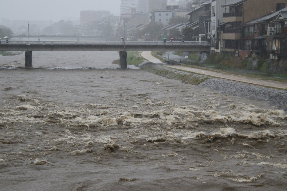 濁流となった鴨川（11月2日午後2時8分、四条大橋から南を望む）