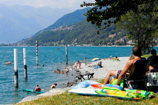 イタリア北部のコモ湖で2022年7月、湖畔に集まる人たち=ロイター