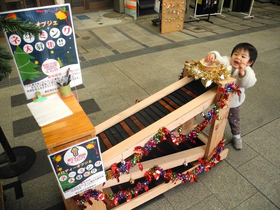 ビー玉を転がす仕掛けが子どもたちから好評。何度も転がす子も