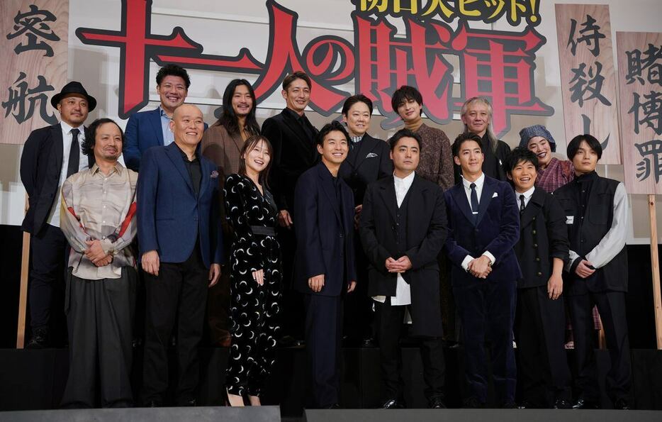 映画「十一人の賊軍」の初日舞台あいさつに出席した前列左から松浦祐也、千原せいじ、鞘師里保、仲野太賀、山田孝之、尾上右近、佐久本宝、岡山天音、後列左から白石和彌監督、小柳亮太、野村周平、玉木宏、阿部サダヲ、一ノ瀬颯、本山力、ゆりやんレトリィバァ＝東京・銀座