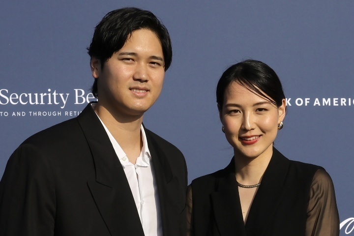 大谷と真美子夫人がWS優勝パレードでツーショットが実現した。(C)Getty Images