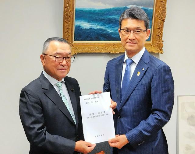 自民党の宮沢洋一税調会長（左）に要望書を手渡す宮崎県の河野俊嗣知事=国会内