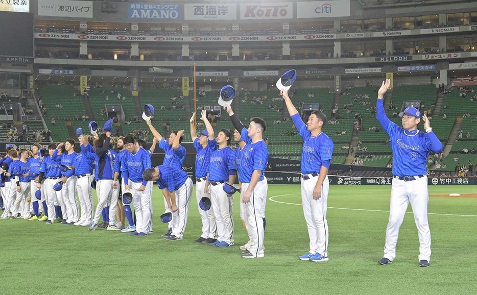 敵地で３連勝し、日本一へ王手をかけた横浜ＤｅＮＡ＝１０月３１日、みずほペイペイドーム（花輪　久写す）