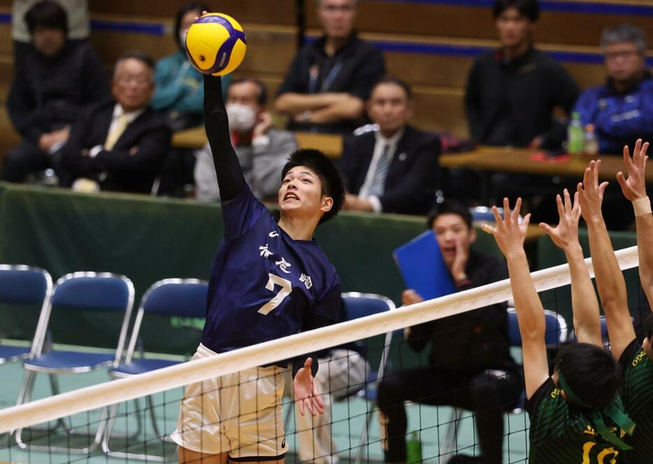 男子決勝　市尼崎－神港学園　第１セット、スパイクを放つ市尼崎の宇原（７）＝撮影・小林良多