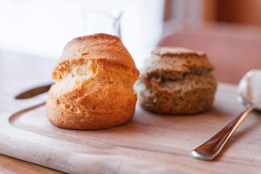 驚くほどのふわふわ食感！　クリームたっぷりの生スコーン