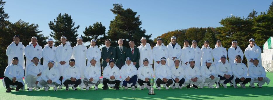 大会役員と記念撮影する出場選手ら（カメラ・岡野　将大）