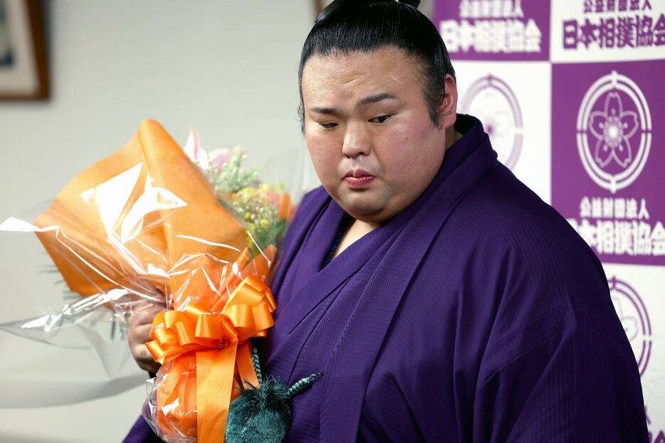 引退会見を終え、花束を手にする元大関貴景勝