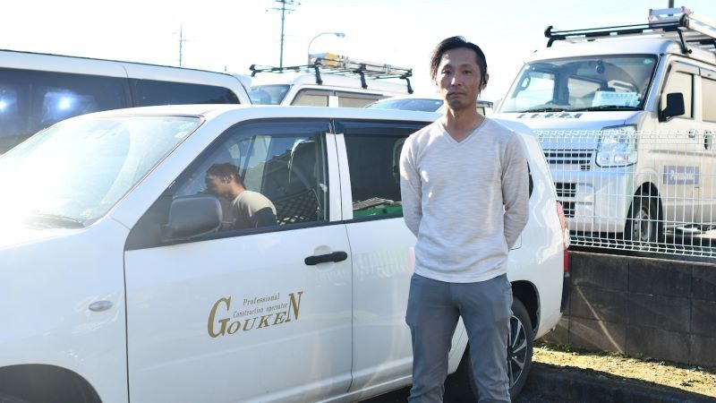 自動車盗難被害に遭った剛健工業の柴田さん。盗まれた車にもドア部に会社のロゴが入っていた