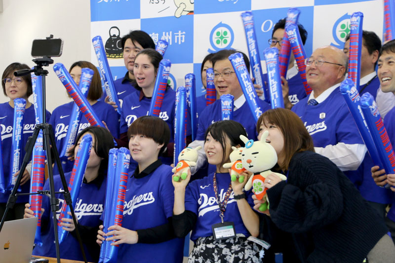 トーランス市と奥州市を結んで開かれた祝賀会で、大谷選手とドジャースの来季の活躍を期待してエールを送る奥州市の関係者