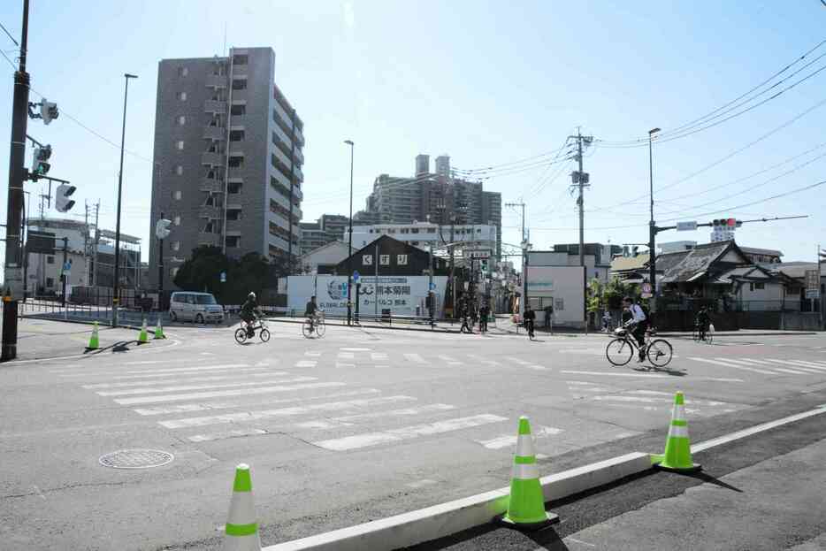 日本初のスクランブル交差点として知られる子飼交差点＝4日、熊本市中央区