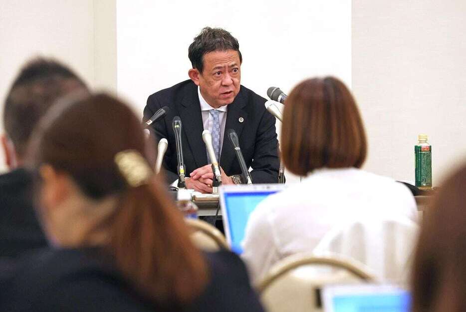 会見を行う斎藤元彦兵庫県知事の代理人の奥見司弁護士＝27日午後、神戸市中央区（泰道光司撮影）