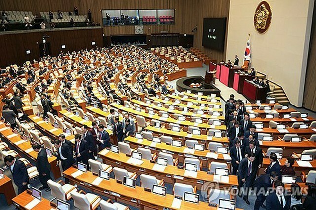 退席する与党議員＝14日、ソウル（聯合ニュース）