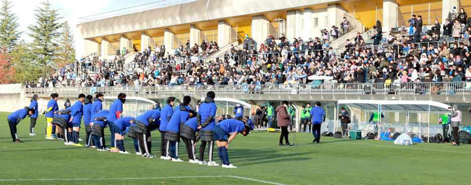 試合後、サポーターにあいさつするソニー仙台イレブン（カメラ・山崎　賢人）