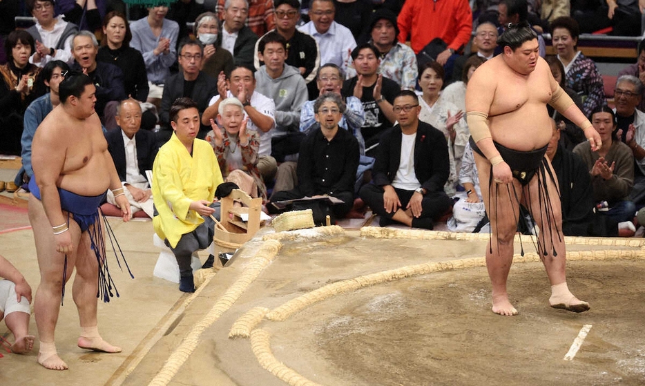 ＜大相撲九州場所4日目＞大の里（左）を破った阿炎（撮影・成瀬　徹）　　