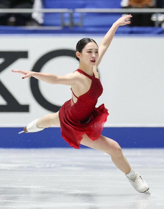 女子ショートプログラム（ＳＰ）で演技する青木祐奈＝８日、東京・国立代々木競技場