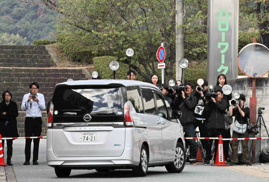 たつの署に入る勝田州彦容疑者を乗せた移送車＝7日午前11時39分、兵庫県たつの市のたつの警察署（泰道光司撮影）