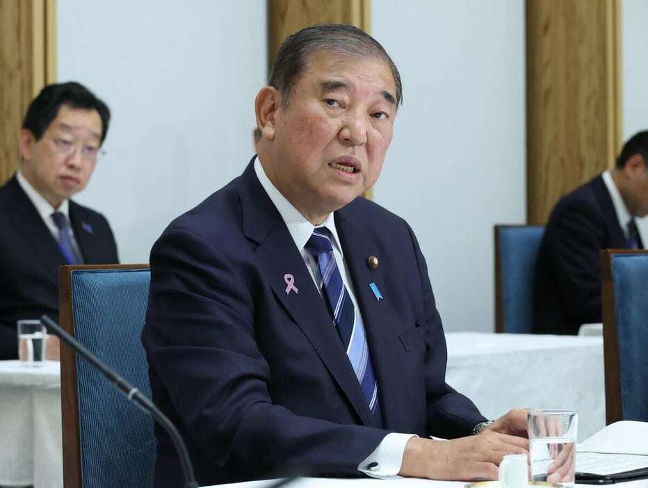 政府与党連絡会議で発言する石破茂首相＝25日午後、首相官邸（春名中撮影）