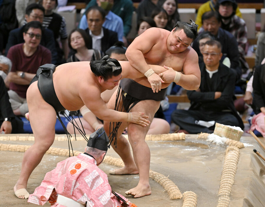 大相撲九州場所４日目。霧島（右）は若元春に押し出しで敗れる＝１３日、福岡国際センター