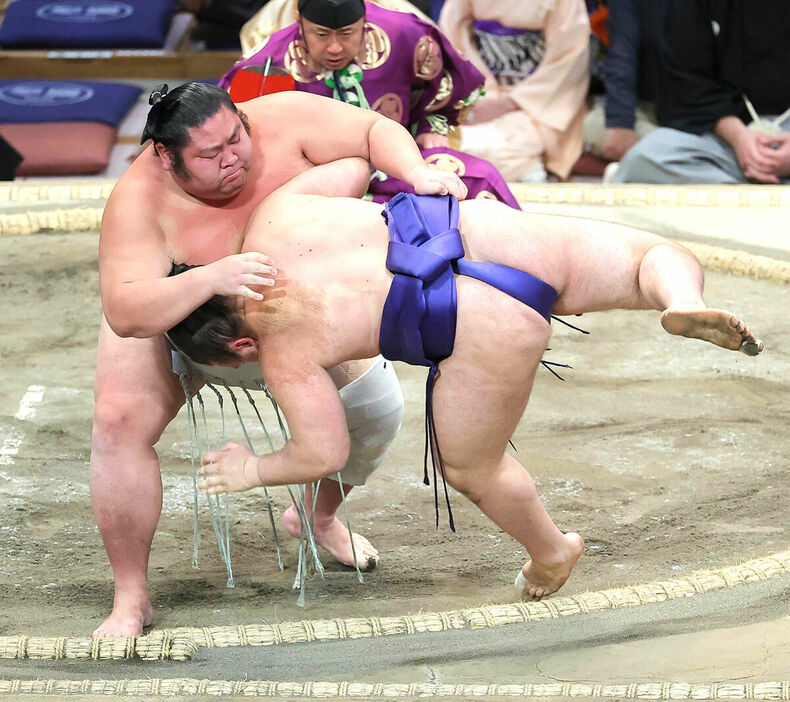 剣翔（左）が上手投げでで安青錦を下す（カメラ・豊田　秀一）