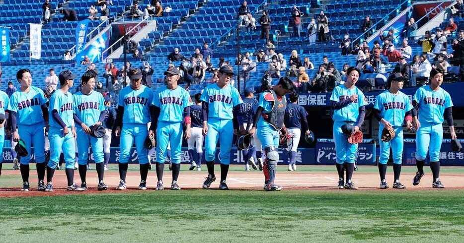 惜敗に肩を落とす商大の選手＝横浜スタジアム