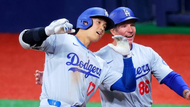 大谷翔平選手とヘルメット・タッチを行うクレイトン・マカラーコーチ(写真：西村尚己/アフロスポーツ)