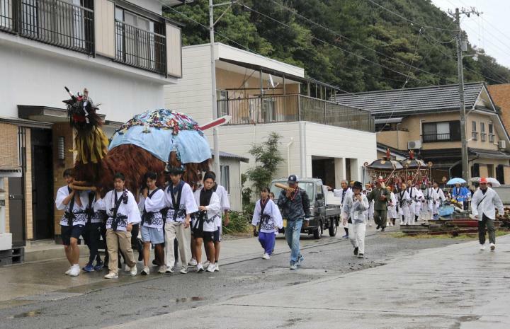 35年ぶりに牛鬼が登場した明海地区の秋祭り（提供写真）