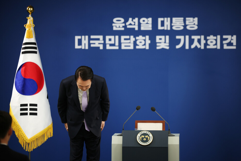 韓国の尹錫悦大統領は１０日、就任から２年半を迎え、５年の任期を折り返す。尹氏自身や夫人の金建希さんを巡る疑惑が相次ぎ、支持率は１０％台に低迷。写真は記者会見で頭を下げる尹氏＝７日撮影、ソウル