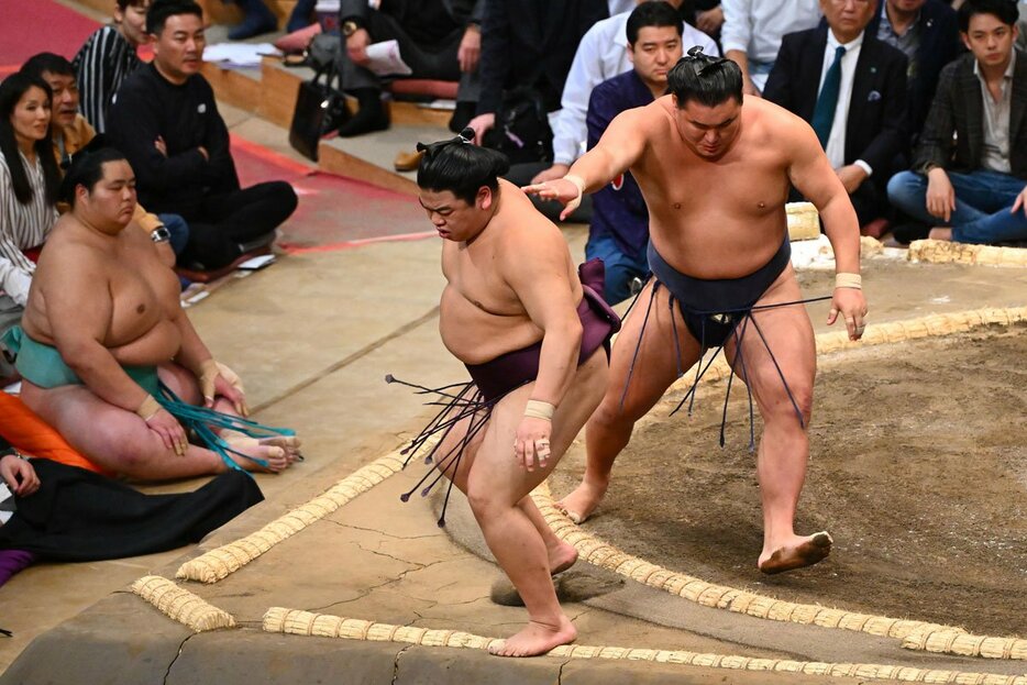 豊昇龍（右）は平戸海を押し出し、初日から３連勝