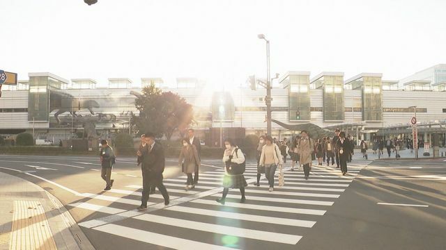 8日の県内は今シーズン一番の冷え込み 上着が必需品に(8日午前7時半福井駅前)