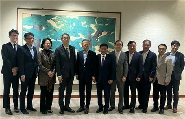 駐韓日本大使公邸で記念撮影する韓国中堅企業連合会の崔鎭植会長（左から5人目）と水嶋光一大使（同4人目）ら（中堅連提供）＝（聯合ニュース）≪転載・転用禁止≫