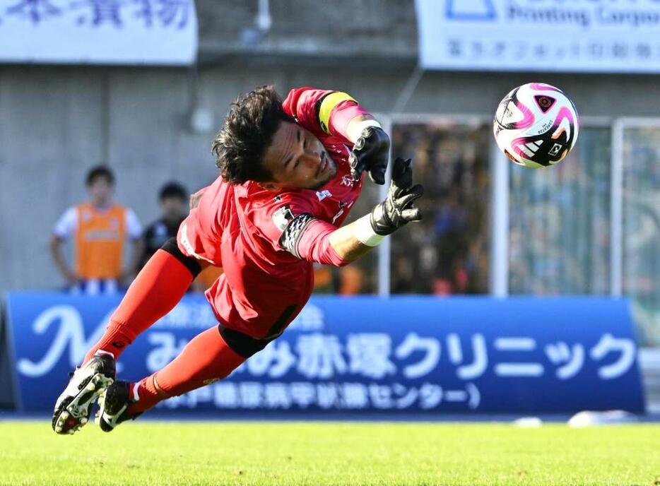 水戸-山形　後半23分、相手のシュートを防ぐ水戸GK・本間=ケーズデンキスタジアム水戸