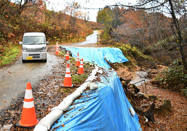 土砂崩れなどで道幅が狭いままの県道西郡居口線＝鮭川村