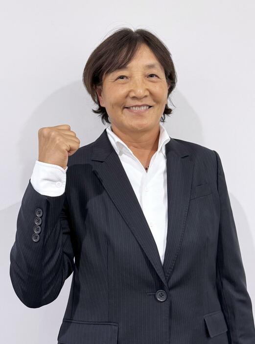 ソフトボール女子日本代表監督に就任し、ポーズをとる宇津木麗華氏＝24日、東京都内