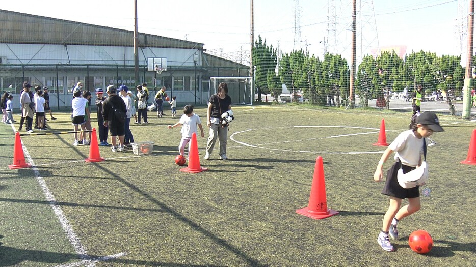 サッカーなど様々なスポーツを体験する子どもたち＝津市（三重テレビ放送）