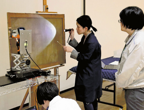 作品の裏面も念入りに行われた調査（高知市で）