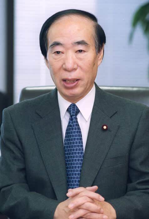 厚生労働相時代の坂口力氏＝２００１年１月